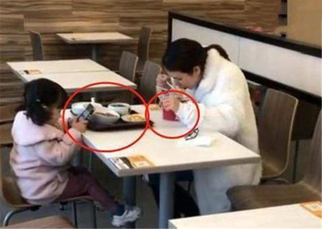 母女倆在服務區吃飯，被路人拍下傳到網上，網友：為孩子未來擔心